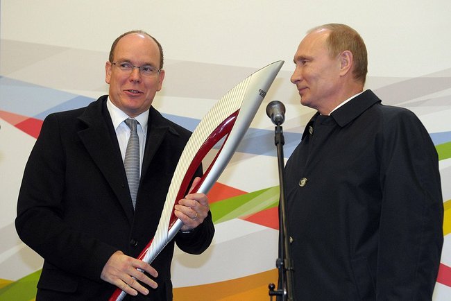 Albert_II,_Prince_of_Monaco_with_Vladimir_Putin_and_Olimpic_torch_-_Moscow_4_October_2013